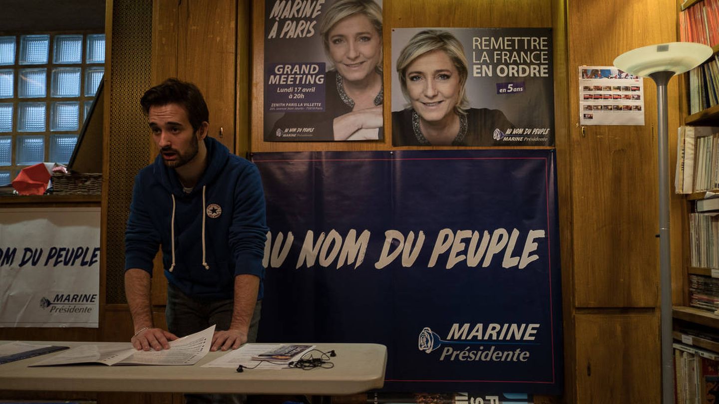 Davy Rodríguez, coordinador del FNJ en París, haciendo un repaso junto del programa de Marine Le Pen en las elecciones francesas con el resto de militantes en su 'cuartel' Forum. (E. Granados) 