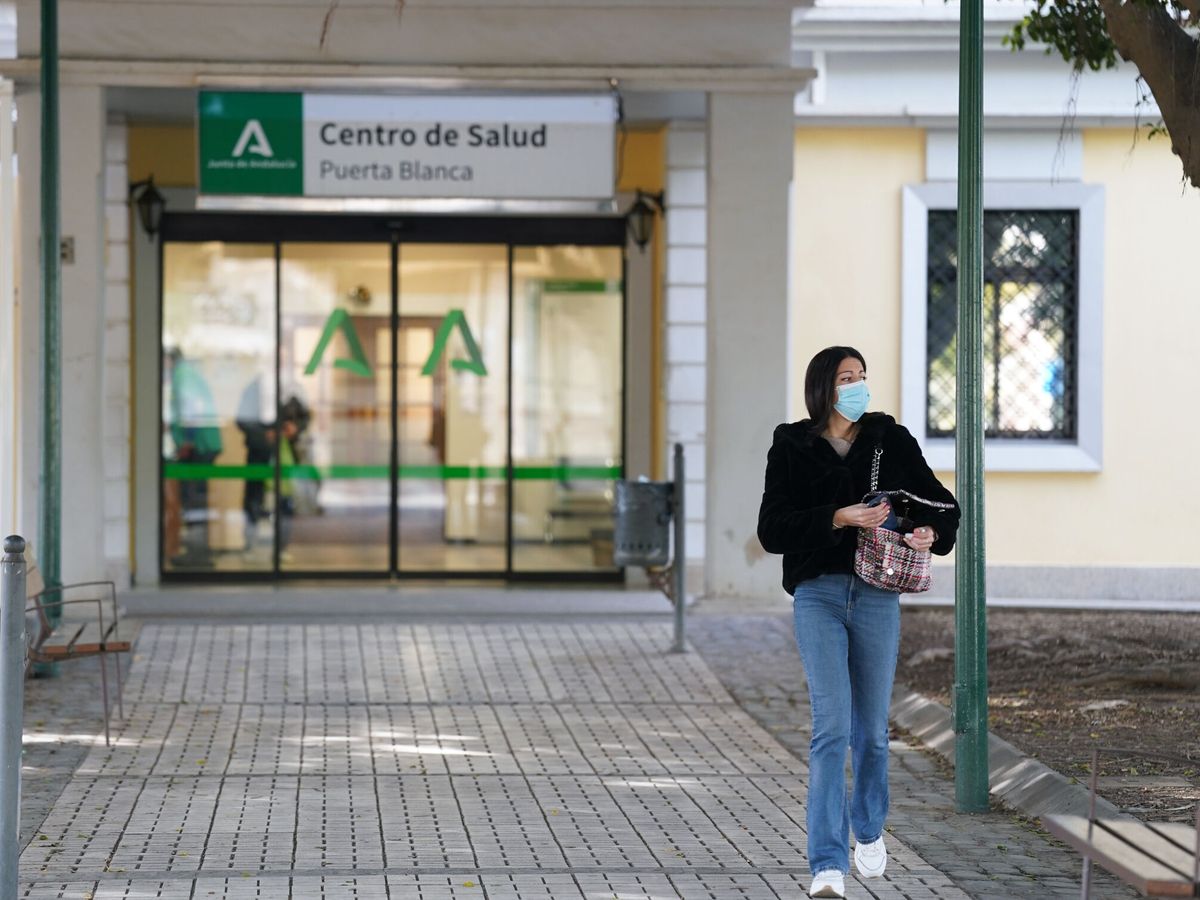 Foto: Las personas utilizan la mascarilla en un centro de salud en Málaga. (Álex Zea/Europa Press)