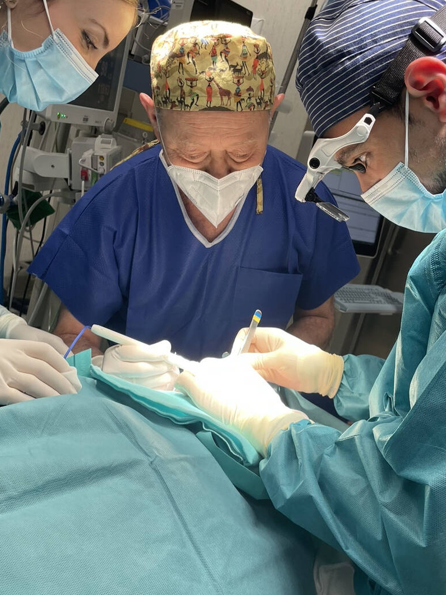 Los doctores Pedro Rodríguez y Luis Pastor y la enfermera Beatriz Angulo, durante una cirugía de Mohs de cáncer de piel. (Foto cedida)