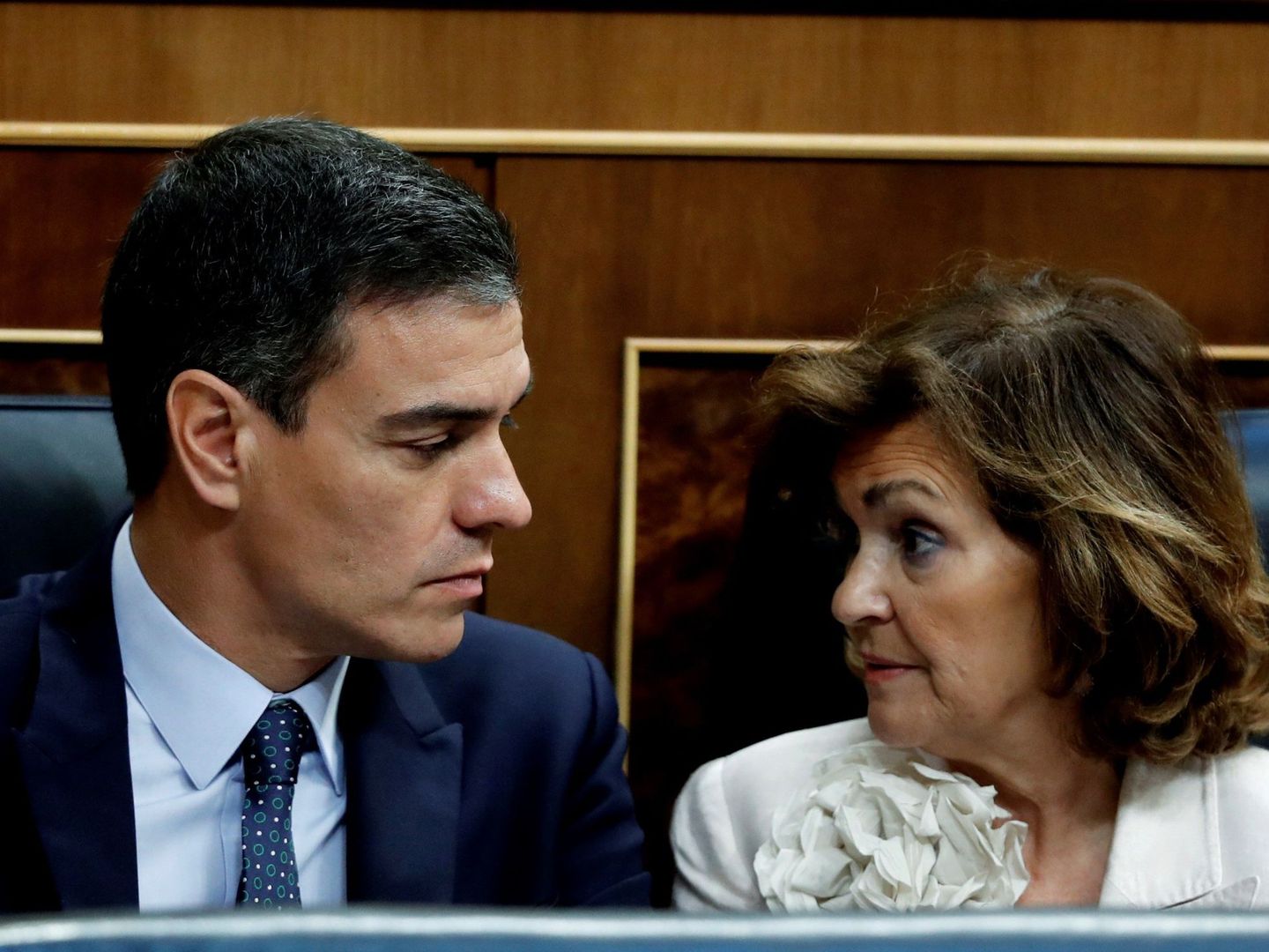 Pedro Sánchez y la vicepresidenta en funciones, Carmen Calvo, este 23 de julio durante la segunda jornada del debate de investidura del candidato socialista. (EFE)