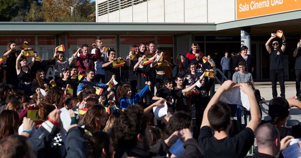 Foto: Estudiantes de la UAB rompen banderas de España en una protesta anterior. (EFE)