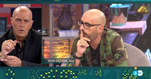 Foto: Kiko Matamoros escuchando las declaraciones de Diego Arrabal en 'Viva la vida'. ('Sábado Deluxe').