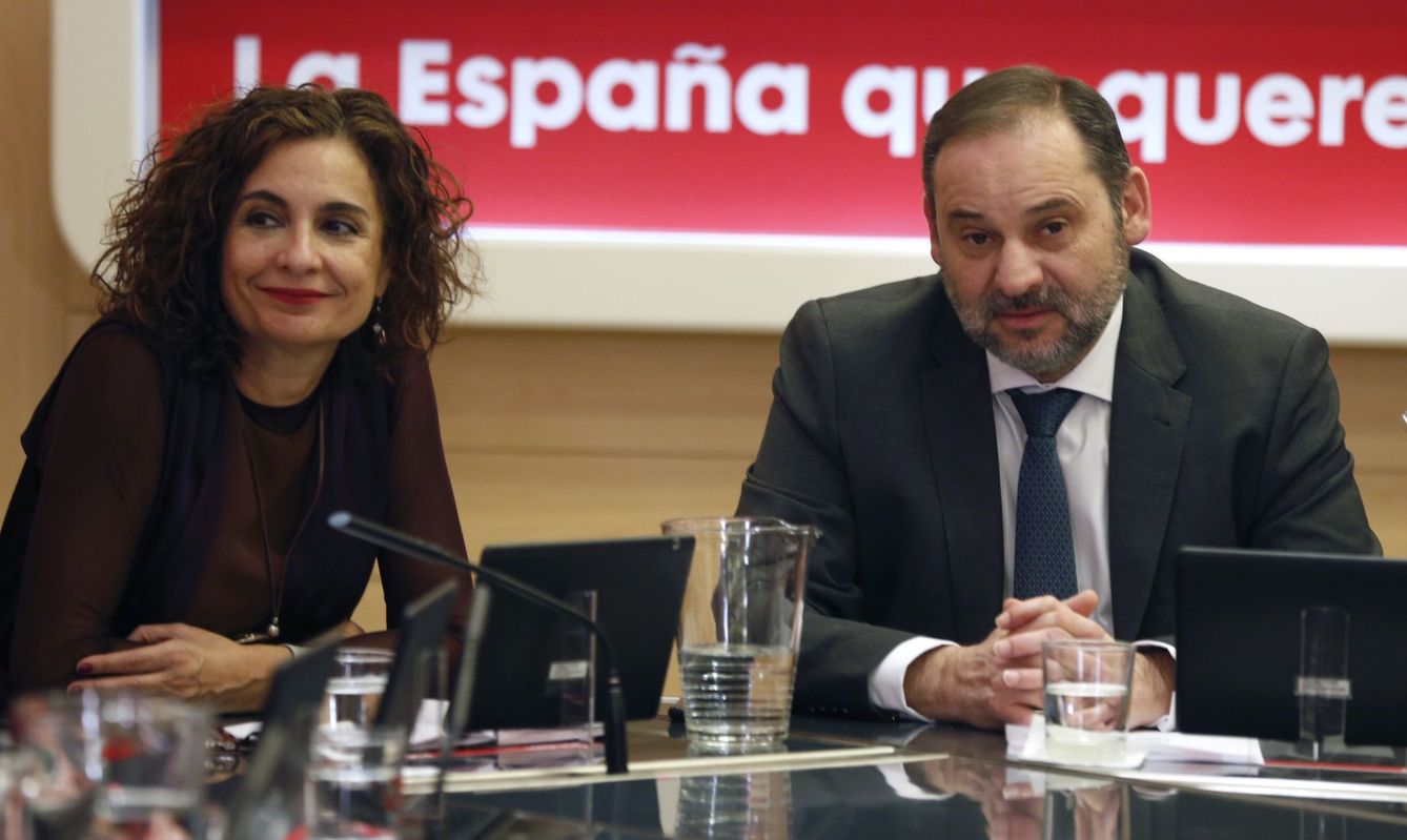 María Jesús Montero y José Luis Ábalos. (EFE)