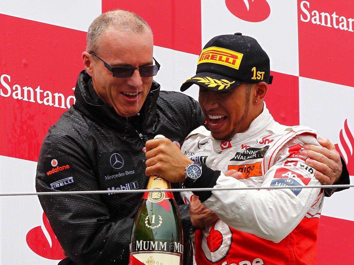 Simon Roberts, en la imagen junto a Lewis Hamilton, lleva en McLaren desde 2010. (EFE)