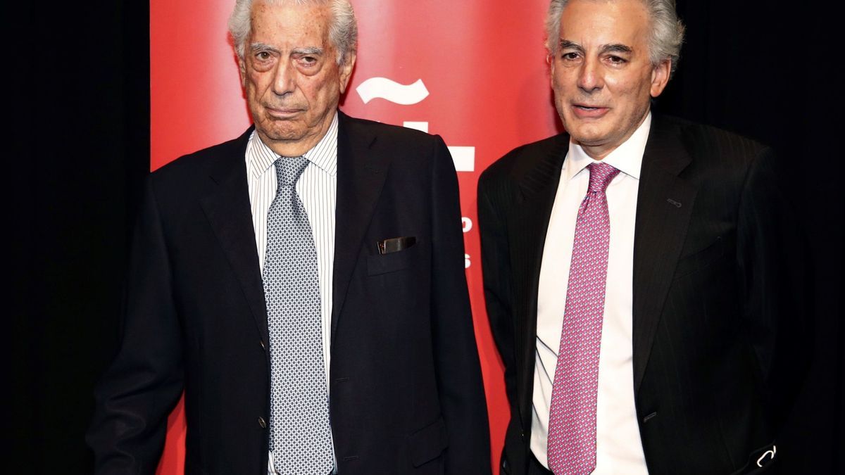 Mario Vargas Llosa, el mejor apoyo para su hijo divorciado en un día muy especial