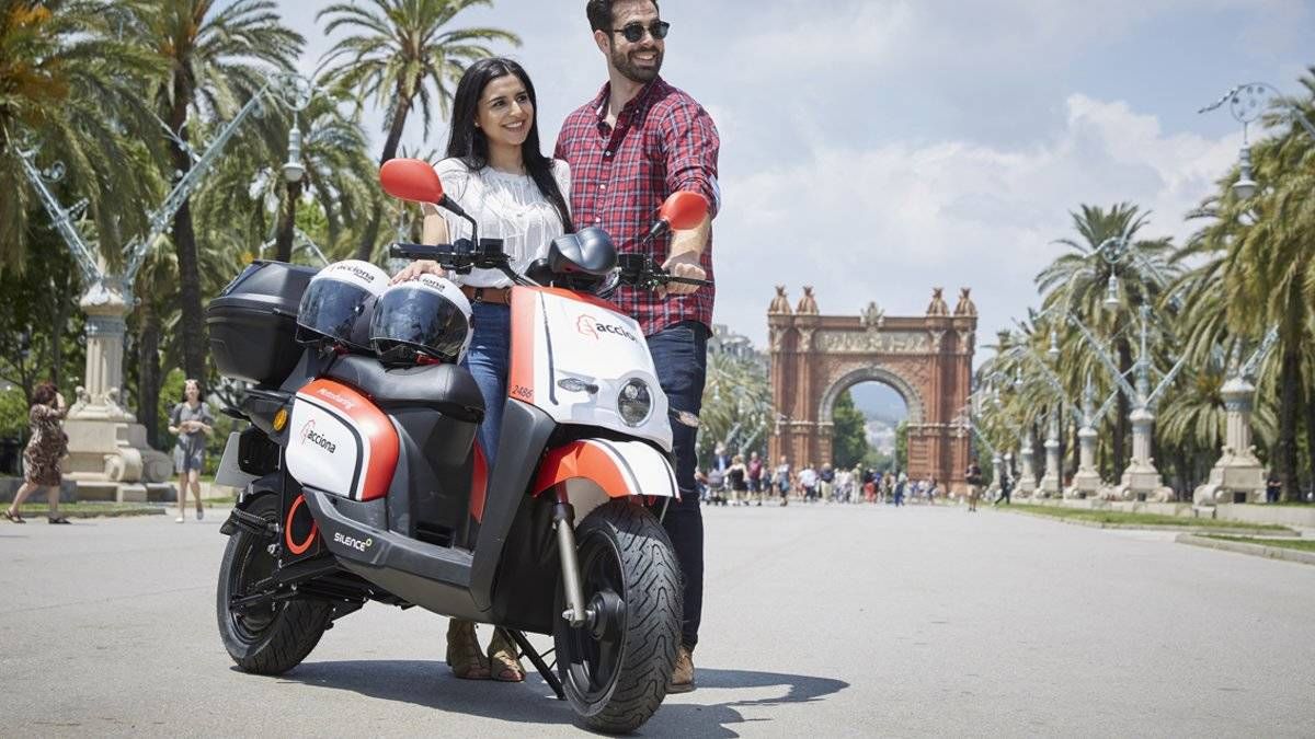 BCN repite la "chapuza" de Madrid y aboca al caos a 21 'startups' de motos de alquiler