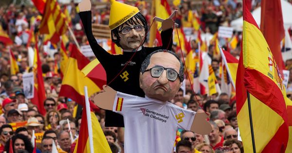 Foto: Un manifestante porta unas marionetas de Quim Torra y de Carles Puigdemont. (EFE)