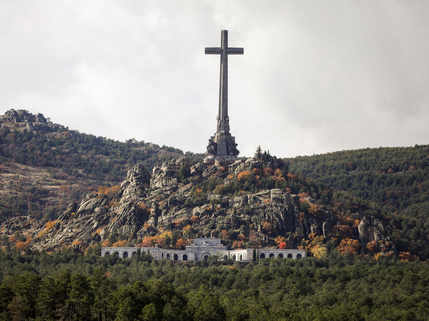 Vista general del Valle de los Caídos, presidido por la enorme cruz. (Reuters)