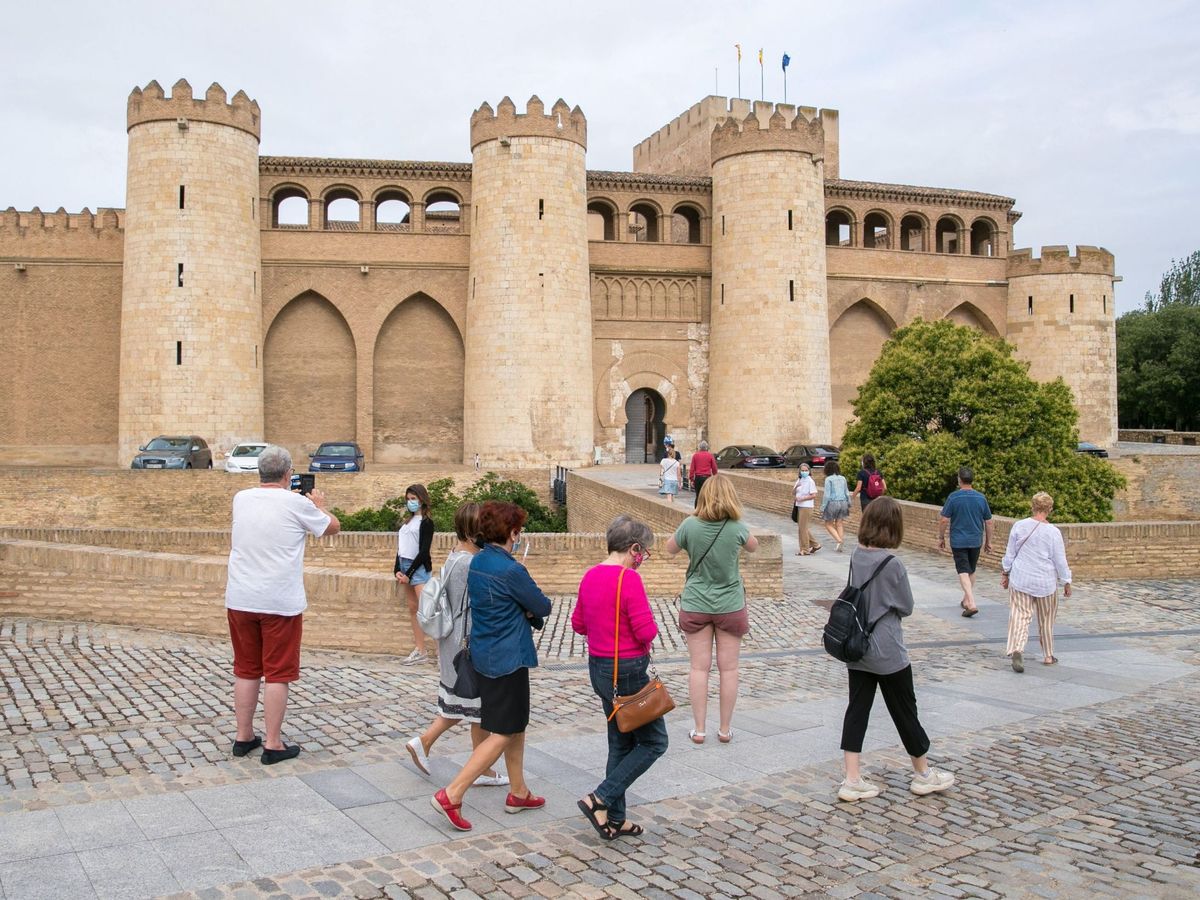 Foto: Turistas franceses se dirigen hacia el palacio de la Aljafería de Zaragoza en julio. (EFE)