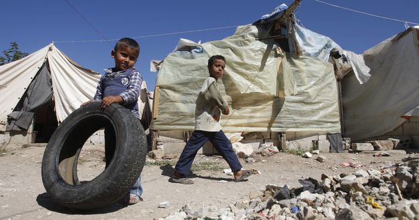 Foto: Un niño refugiado palestino juega con una rueda en el campo de Ain Al Helweh, cerca de la ciudad libanesa de Sidón, en octubre de 2013 (Reuters)