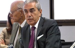 Pérez Claver, de una alfombra de 6.000 €… a un entierro en Sevilla