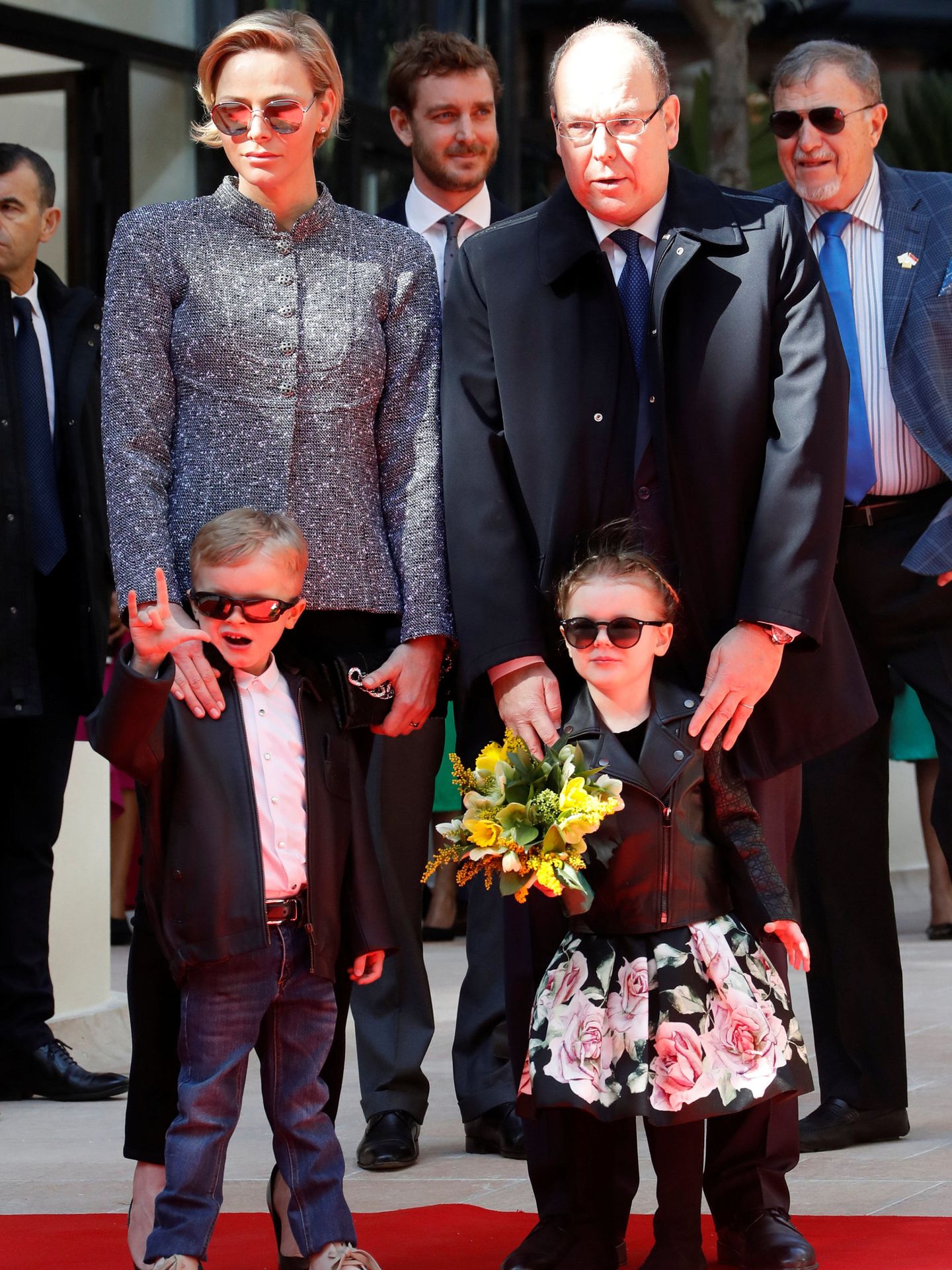 Jacques de Mónaco, con sus padres y su hermana, haciendo los 'cuernos'. (Reuters)