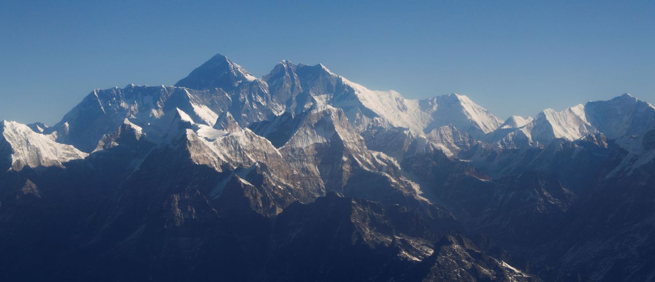 Monte Everest y gran panorama del Himalaya. (EFE)