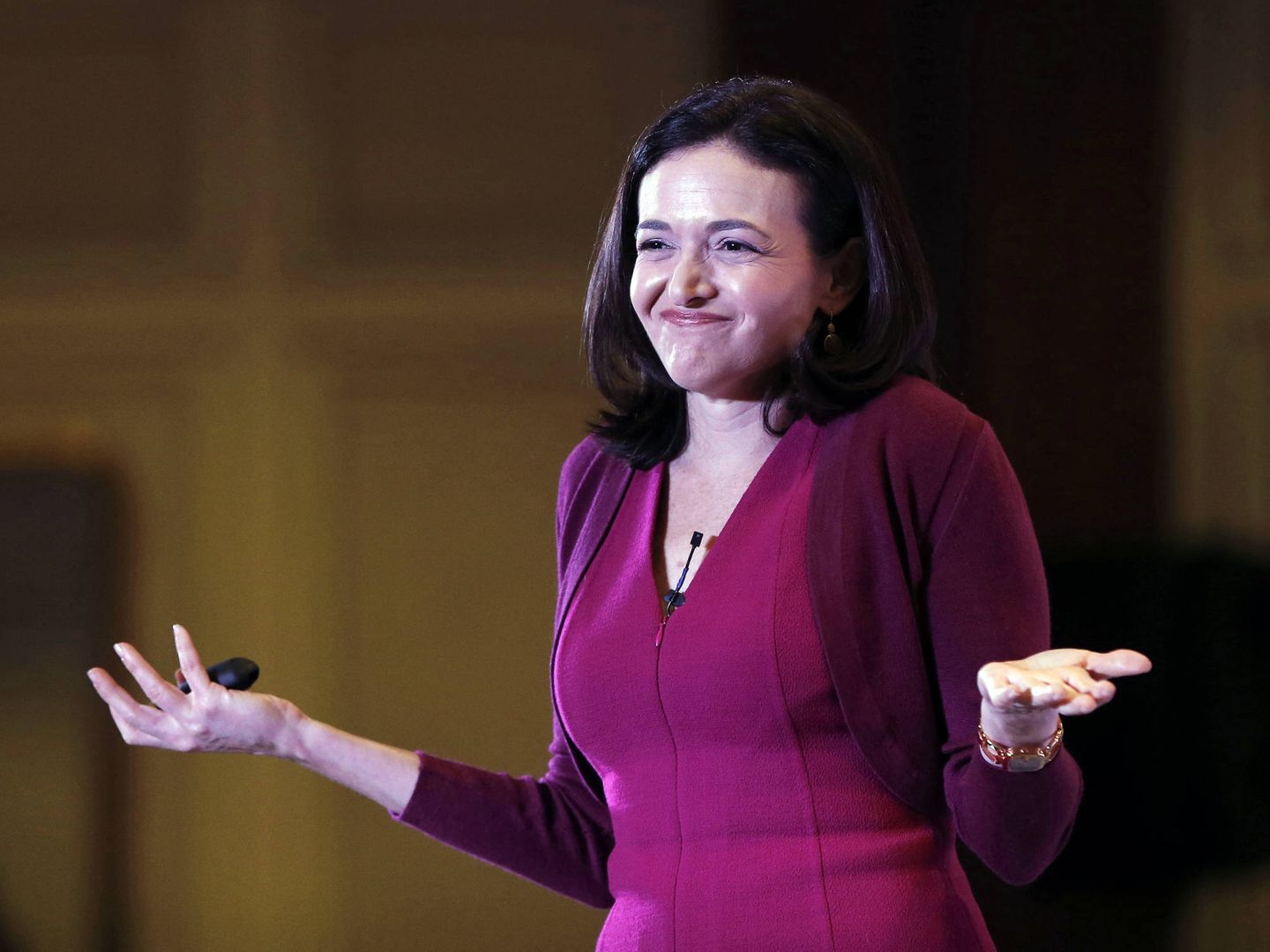 Sheryl Sandberg, en un gesto muy espontáneo. (EFE)