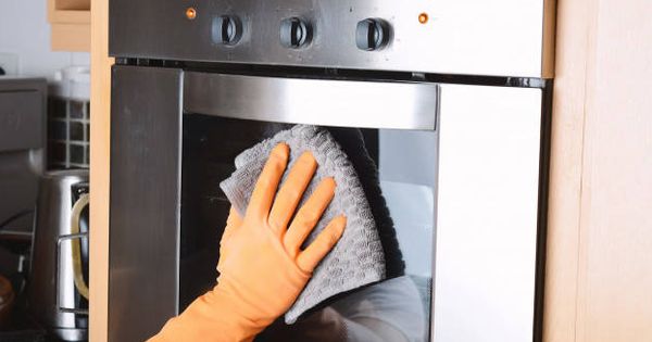 Foto: Limpieza exterior de horno con paño microfibra
