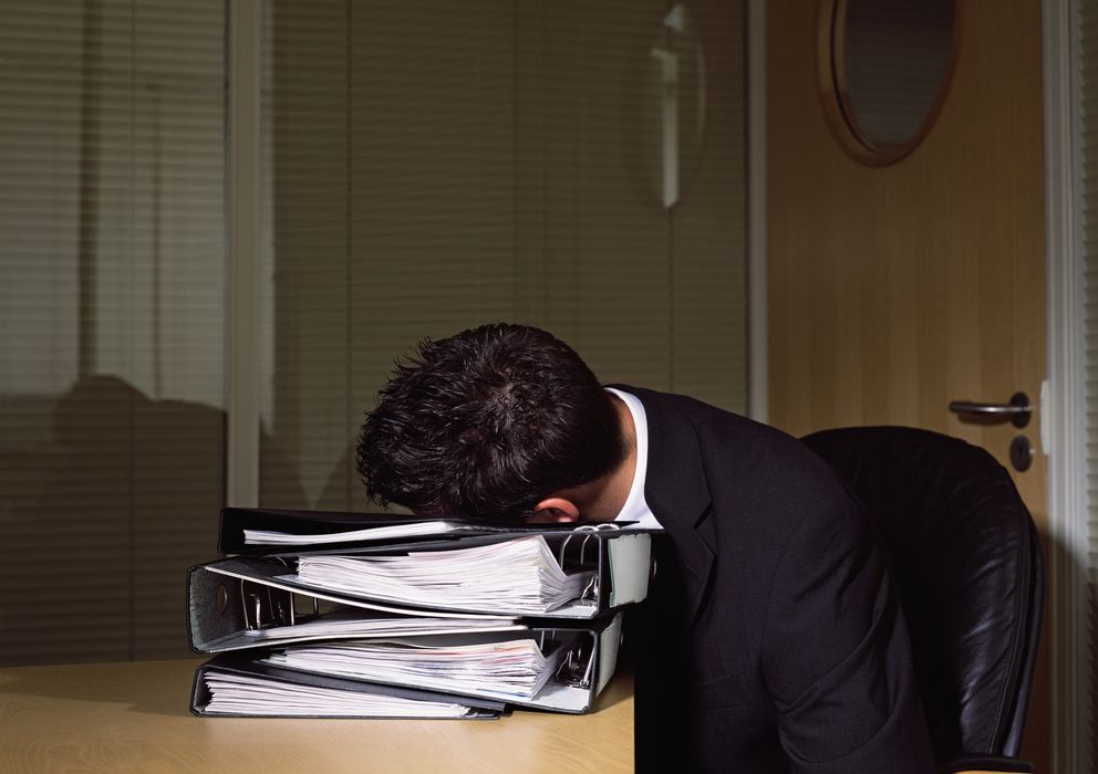 Foto: Trabajar demasiadas horas disminuye el rendimiento y, a la larga, aumenta el absentismo. (Corbis)