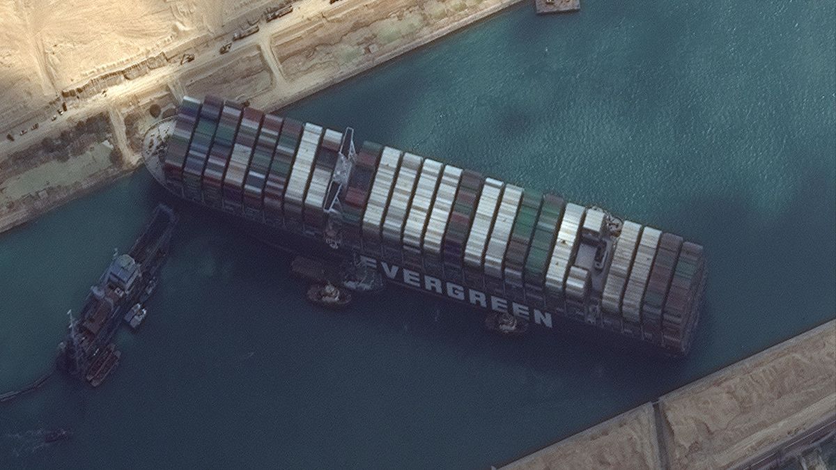 Canal de Suez: las navieras podrán esquivar las demandas de empresas por los retrasos 