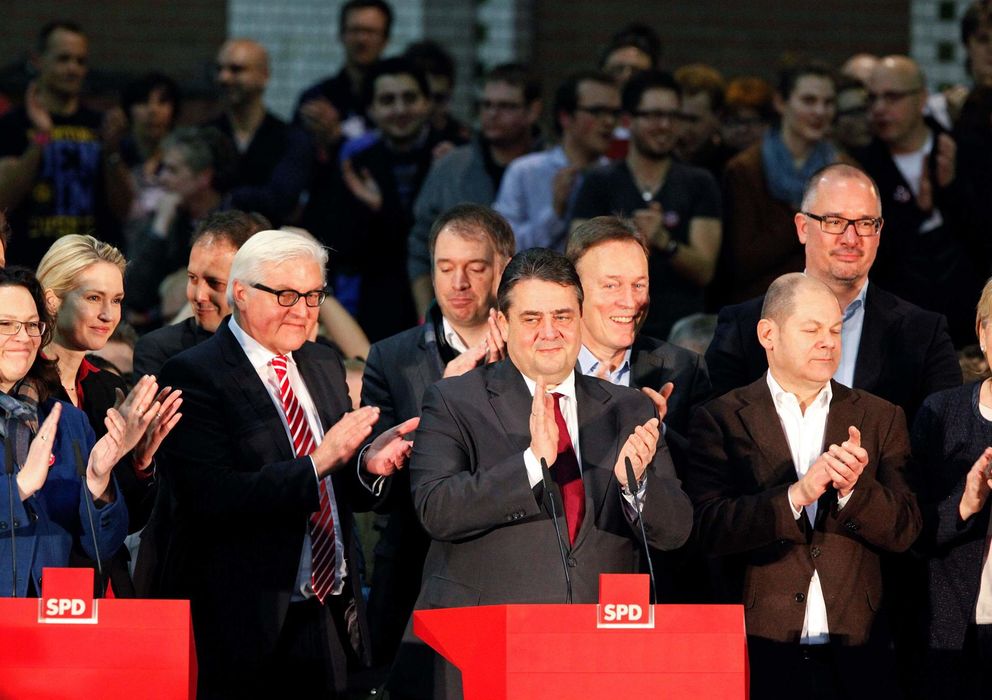 Foto: Sigmar Gabriel, presidente del SPD, aplaude los resultados de la votación. (Reuters)