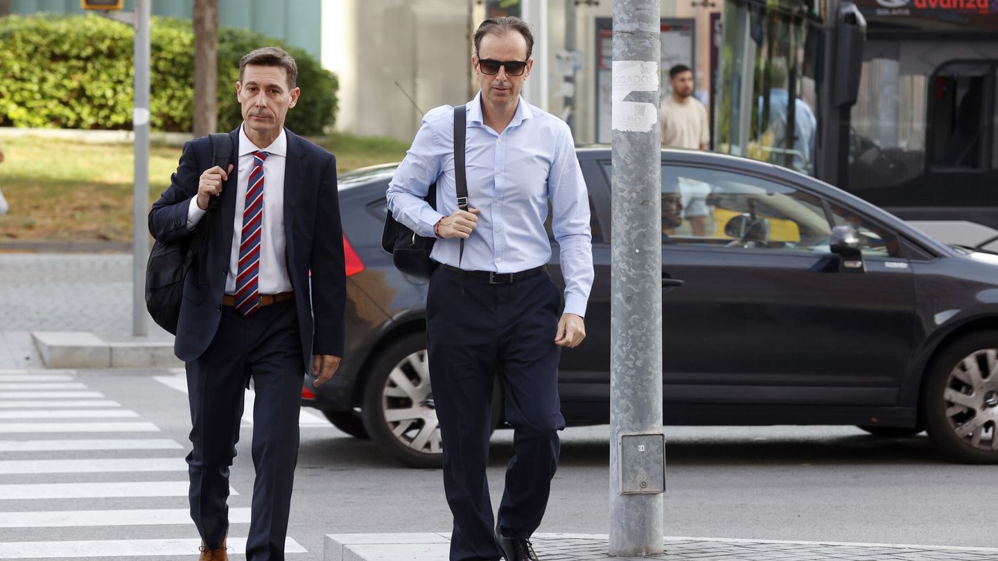 Josep Santacana a su llegada a la Ciudad de la Justicia. (EFE/Toni Albir) 