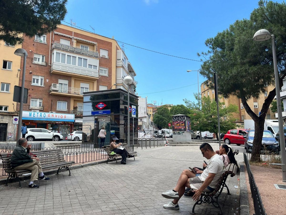 Foto: Varias personas en la plaza de Usera, en el barrio de Moscardó. (A.F.)