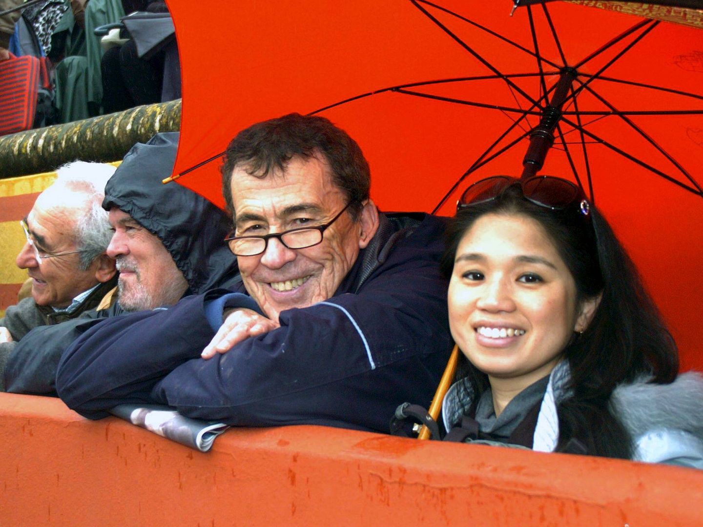 Fernando Sánchez Dragó, con su última esposa, Naoko. (EFE)