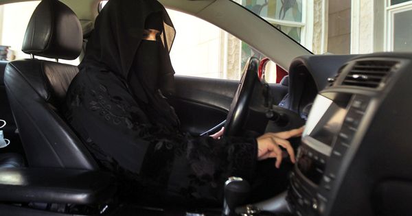 Foto: Un mujer conduce un coche en Arabia Saudí durante una protesta de 2013 (Reuters)