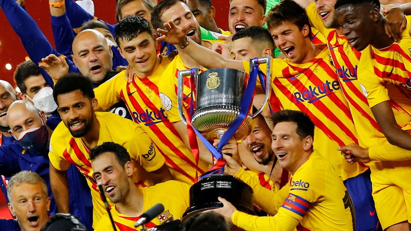 Messi levanta su último trofeo en el Barça. (Reuters)
