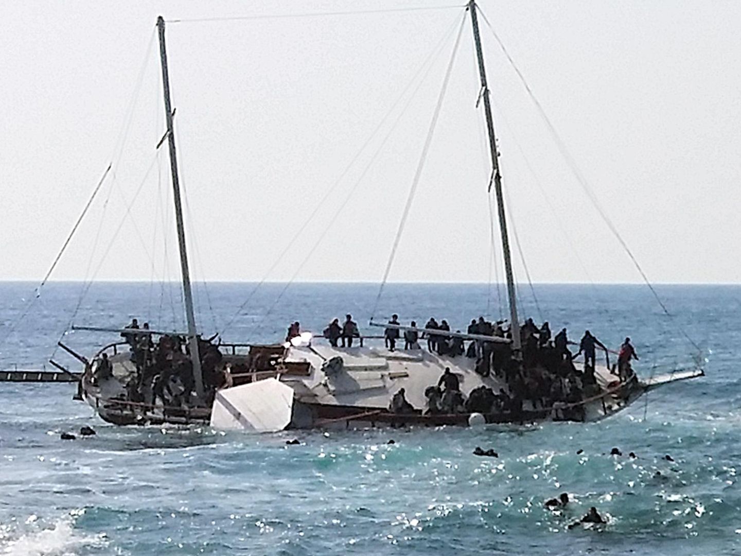 Naufragio de inmigrantes en la costa griega, cercana a Rodas, el pasado lunes. (REUTERS)