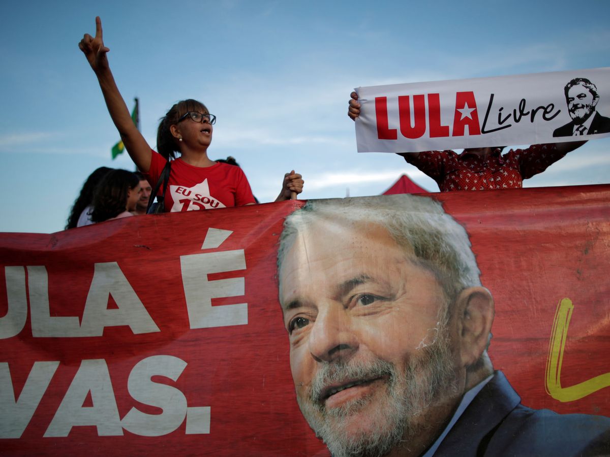 Foto: Partidarios del expresidente de Brasil Luiz Inacio Lula da Silva tras conocer la decisión del Tribunal Supremo. (Reuters)