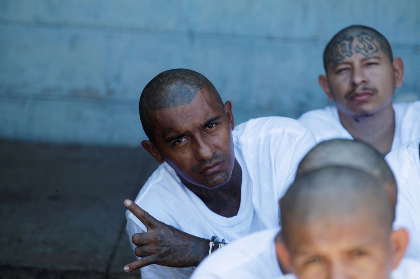 Miembros de la Mara Salvatrucha en la cárcel de Zacatecoluca, El Salvador, el 16 de noviembre de 2016 (Reuters)