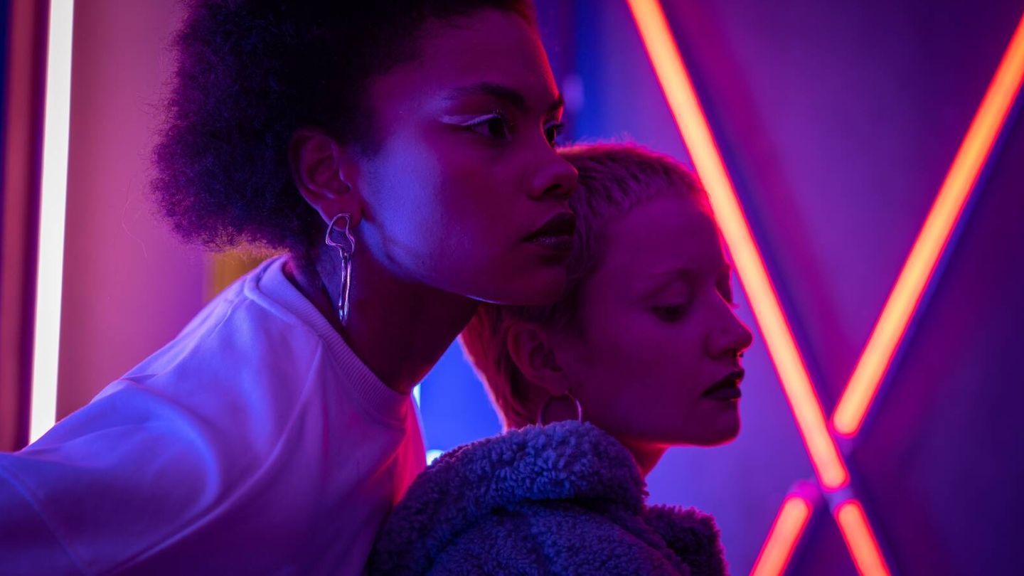 Dos chicas de fiesta en una discoteca. (Pexels/Mikhail Nilov)