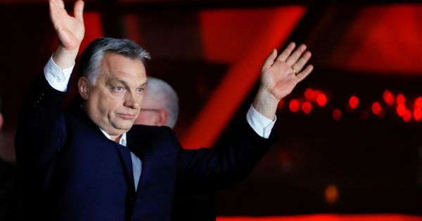 Foto: El primer ministro húngaro Víktor Orbán se dirige a sus seguidores tras la victoria en Budapest. (Reuters)