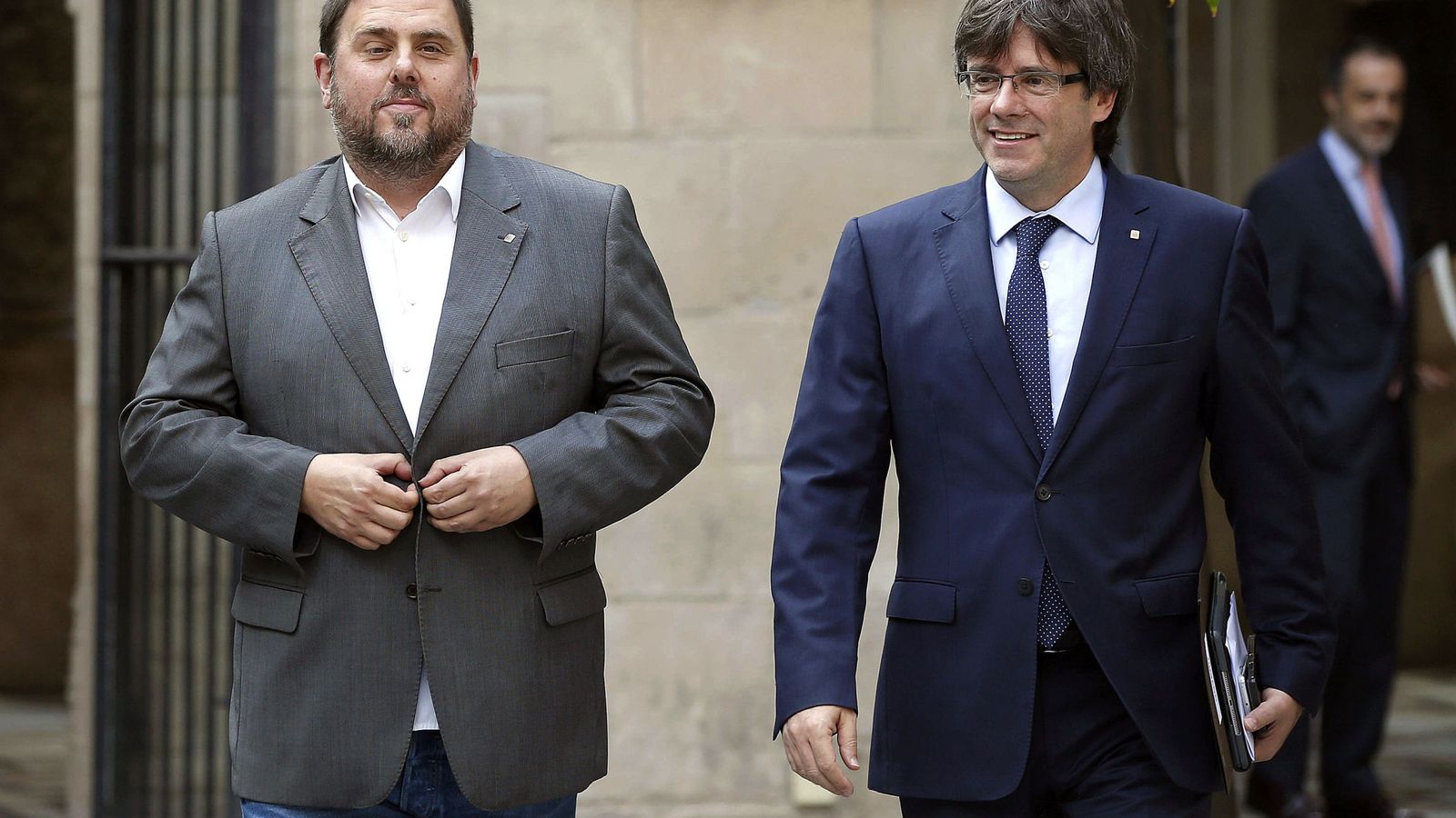 Foto: El presidente de la Generalitat, Carles Puigdemont (d), acompañado por el vicepresidente y conseller de Economía y Hacienda, Oriol Junqueras. (EFE)
