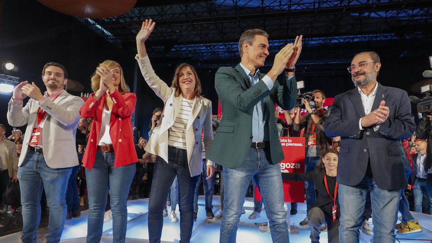 El Presidente del Gobierno, Pedro Sánchez, junto a Pilar Alegría y Javier Lambán en un acto de campaña. (EFE/Javier Cebollada) 