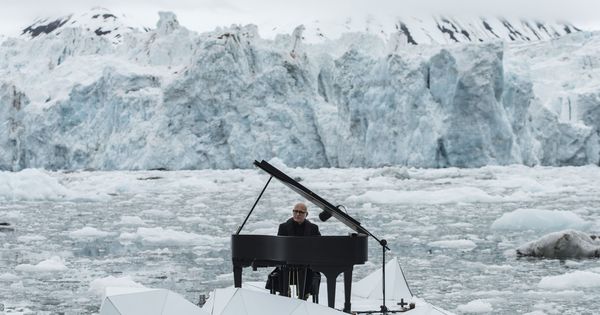 Foto: Un pianista toca durante un acto para proteger el Ártico