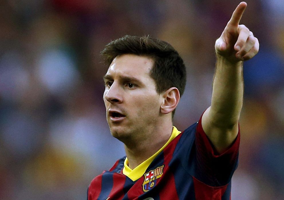Foto: Leo Messi da órdenes durante un partido (EFE)
