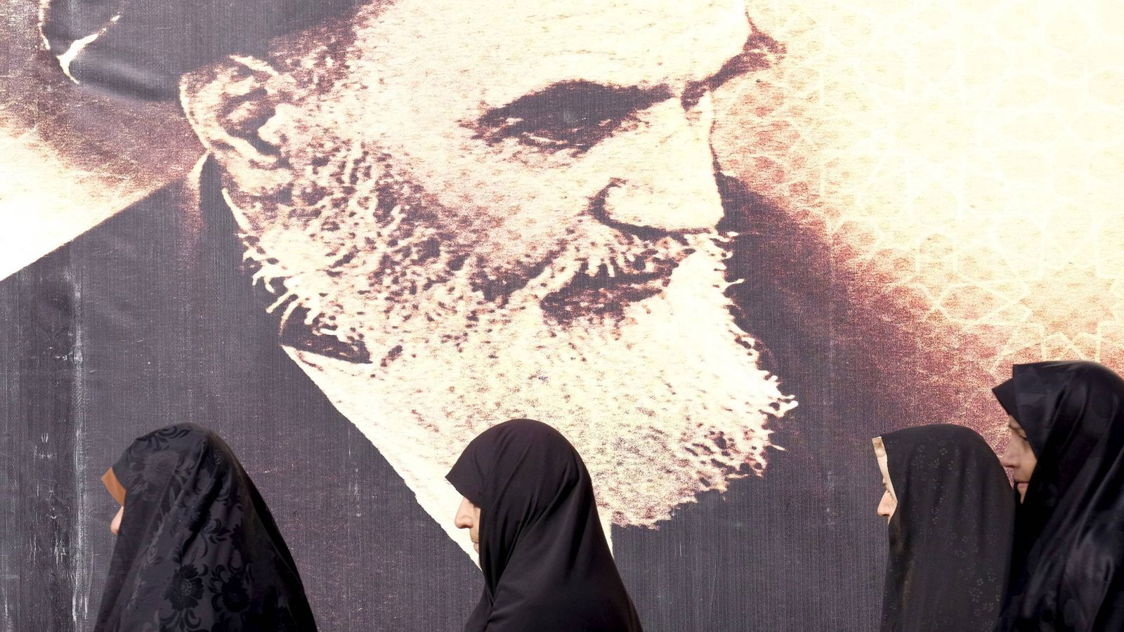 Foto: Mujeres iraníes pasan por delante de un mural del Ayatolá Jomeini durante el aniversario de la Revolución Iraní en Teherán, el 1 de febrero de 2016 (Reuters)