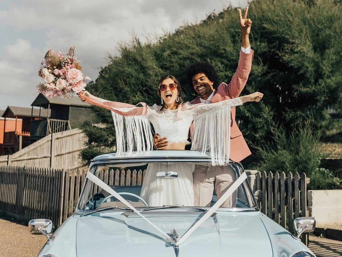 Foto: Recién casados subidos a un coche vintage. (Fotografía de @rebeccacarpenterphotography vía @greenweddingshoes)