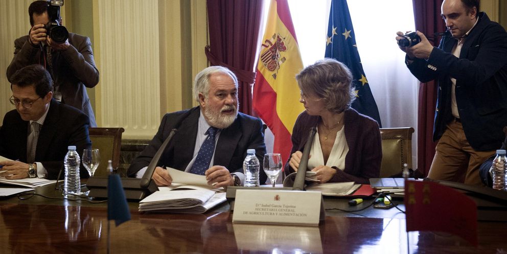 Arias Cañete y la secretaria general de Agricultura y Alimentación, Isabel García Tejerina. (EFE)