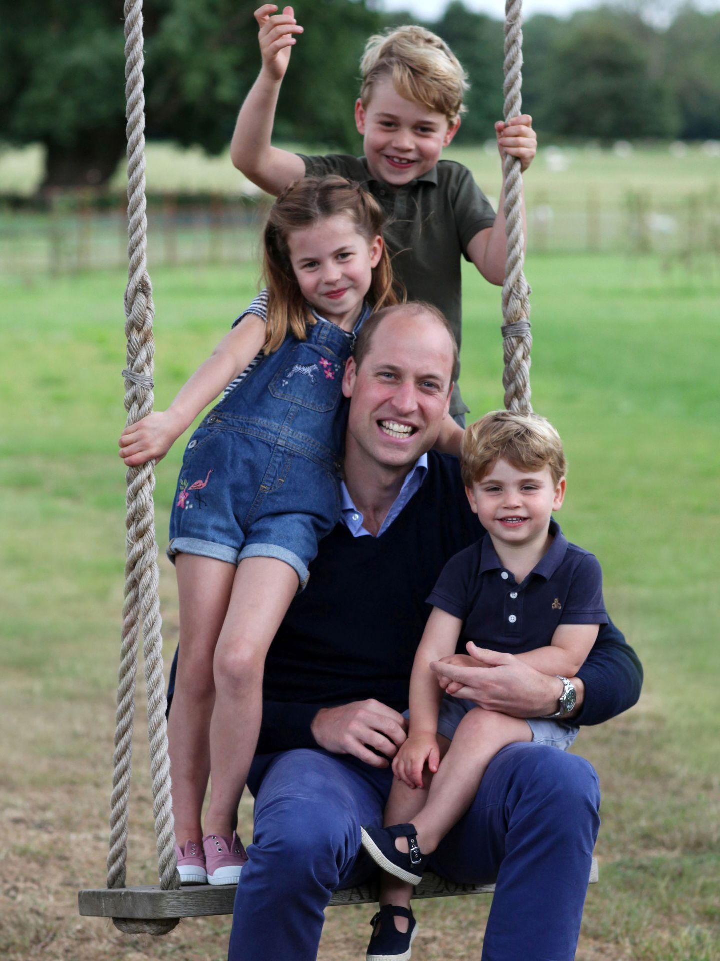 El príncipe Guillermo y sus tres hijos, en una foto realizada por Kate Middleton. (Palacio de Kensington)
