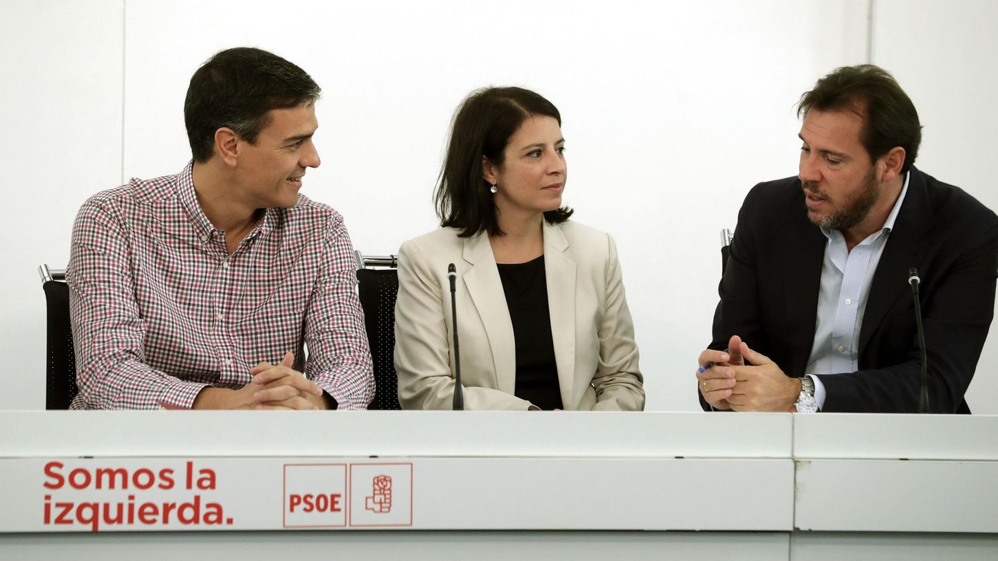 Pedro Sánchez, junto con la vicesecretaria general del PSOE, Adriana Lastra, y el portavoz de la ejecutiva federal, Óscar Puente, el pasado 30 de octubre en la reunión de la dirección, en Ferraz. (EFE)