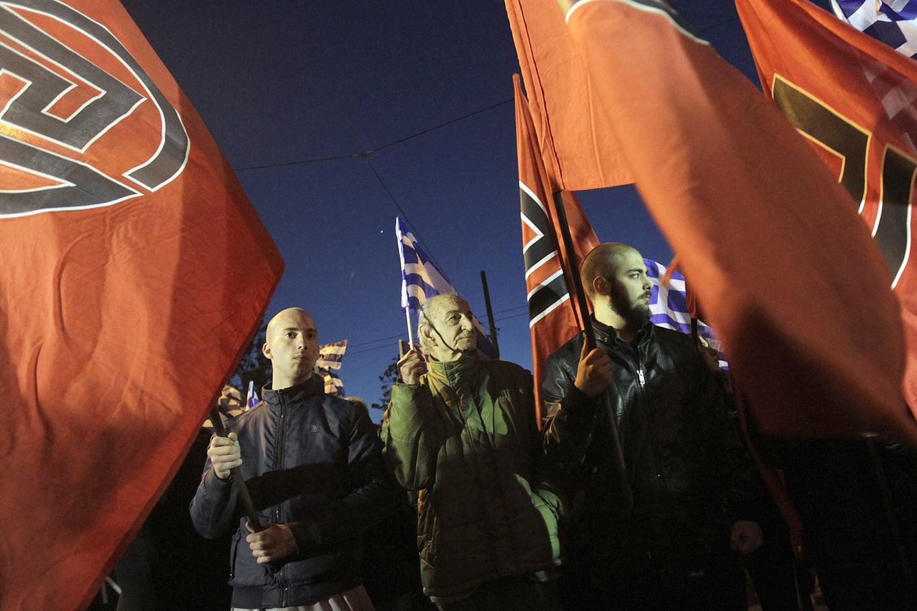 Seguidores del partido Amanecer Dorado gritan consignas durante un acto en Atenas. (Reuters)