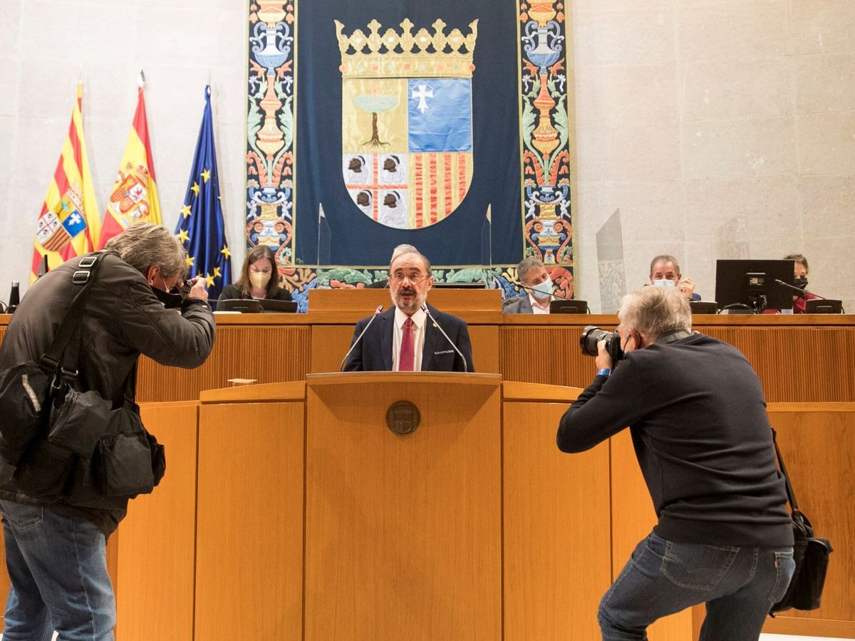 Foto: Javier Lambán en el Pleno de las Cortes. (EFE/Javier Cebollada)