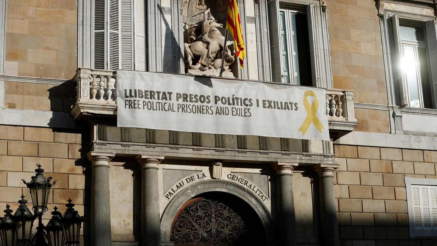 La pancarta de los presos que el TSJC continuó en el balcón de la Generalitat, pese a haberse ordenado retirar en septiembre. (EFE)