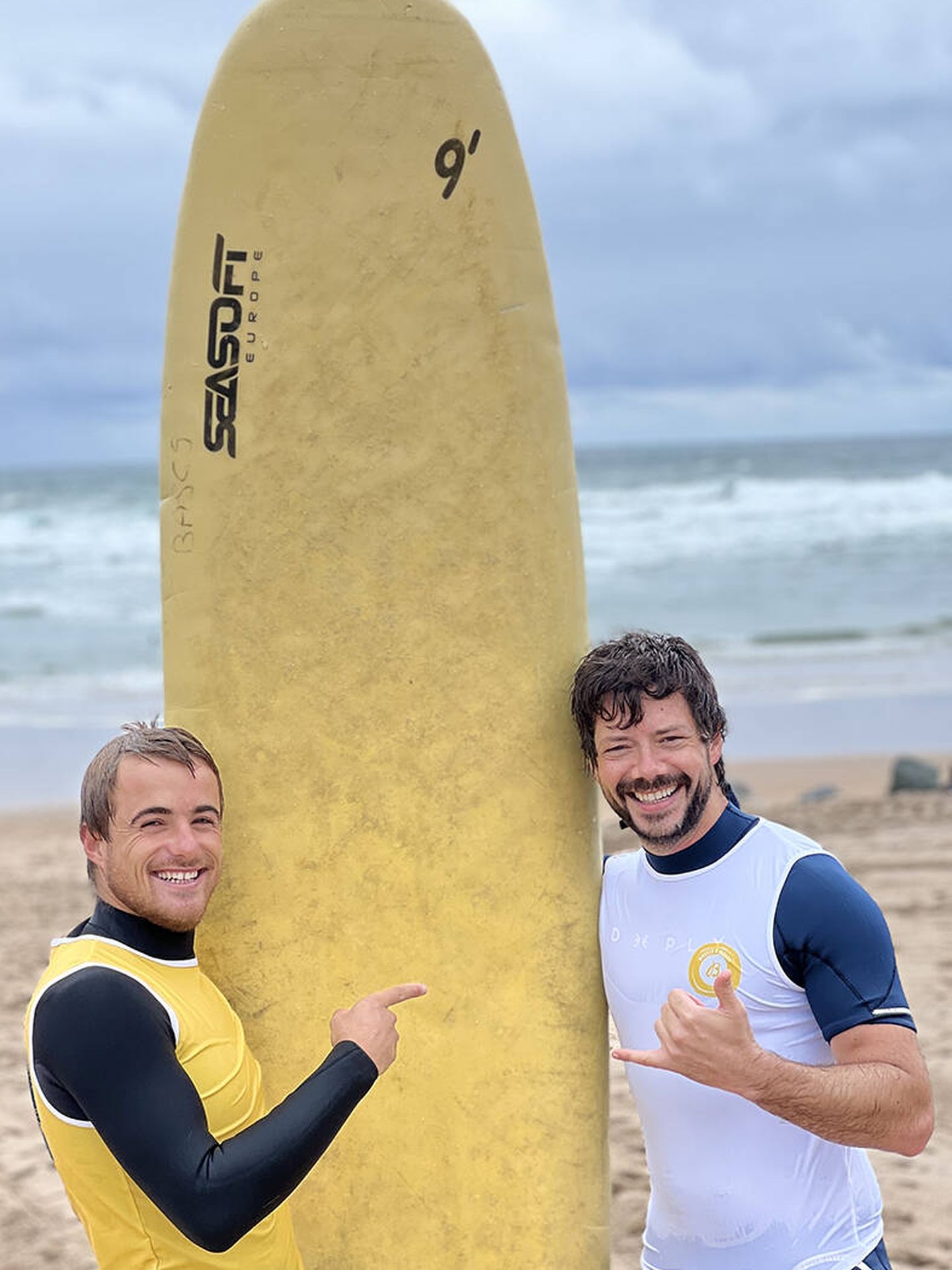 El campeón de surf Natxo González y Álvaro Morte, 'El orofesor' de 'La casa de papel', orgullosos embajadores Breitling. (Cortesía)