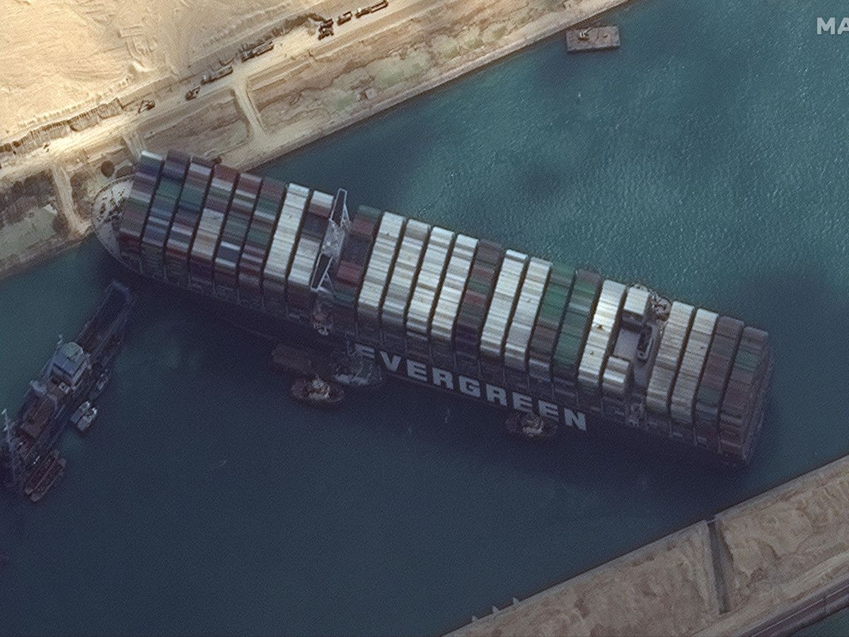Foto: Imagen vía satélite del Ever Given bloqueando el canal de Suez. (EFE)