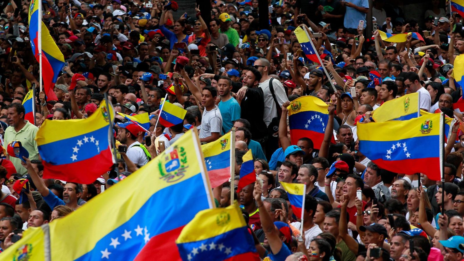Foto: Opositores se manifiestan en contra del presidente de Venezuela, Nicolás Maduro, este miércoles en Caracas. (EFE)