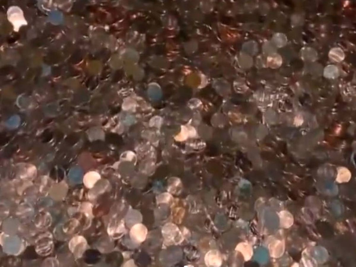 Foto: Las monedas estaban embadurnadas en algún tipo de líquido viscoso (Instagram)