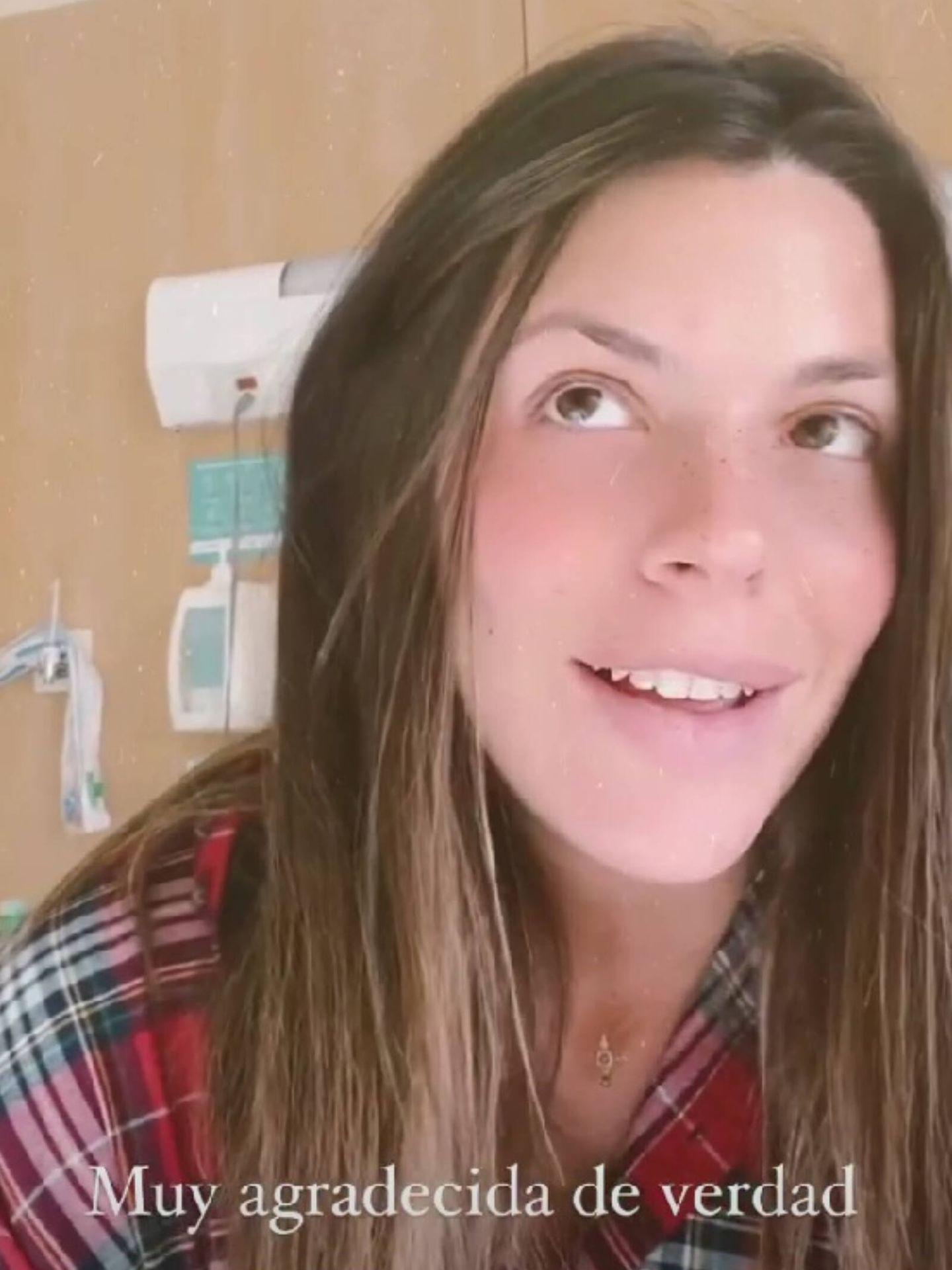 'Muy agradecida de verdad', dice Laura Matamoros todavía desde el hospital. (Instagram @_lmflores)