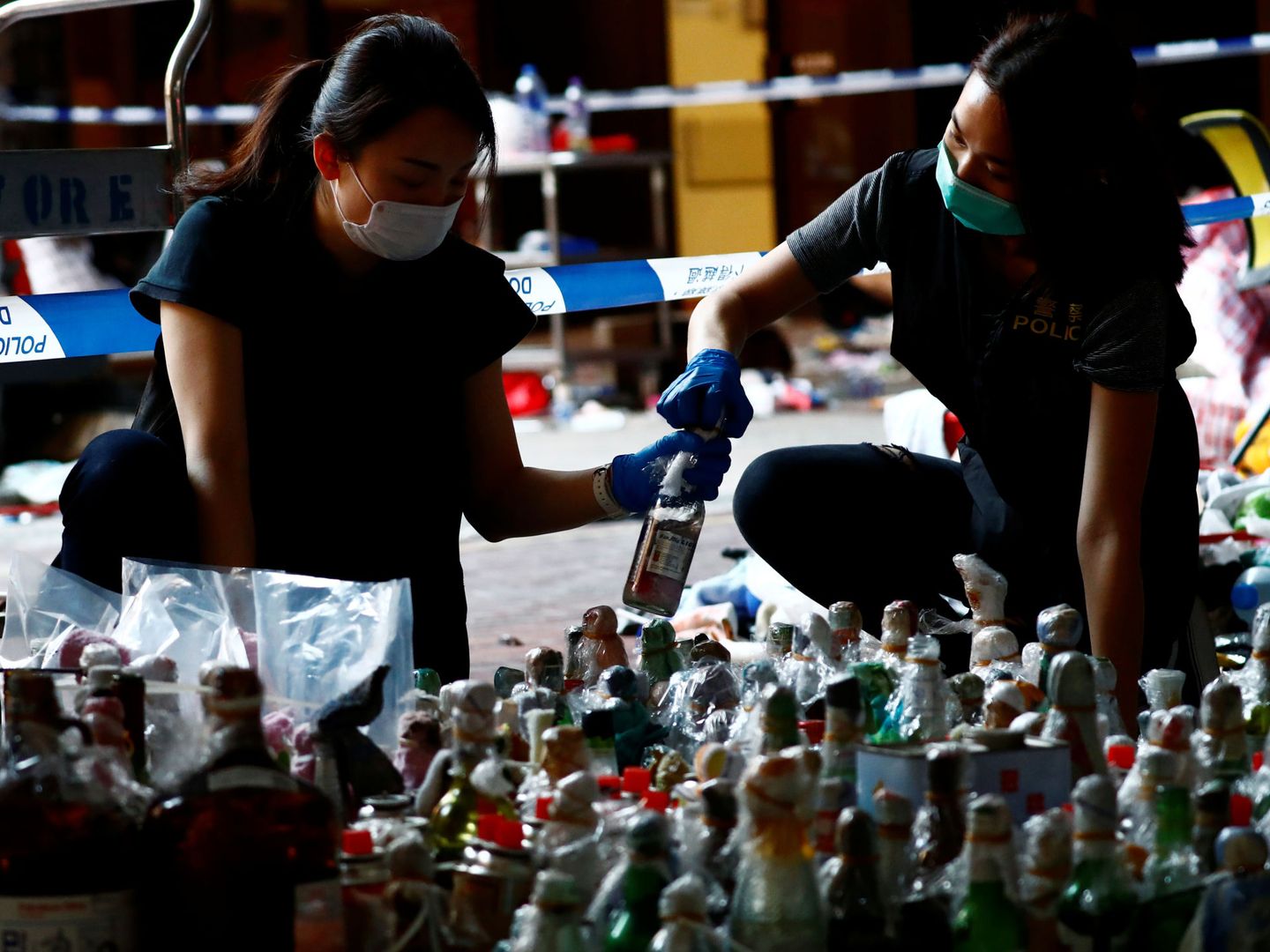 Agentes de policía examinan las pruebas dejadas por los manifestantes en la Universidad Politécnica en Hong Kong, China (Reuters)
